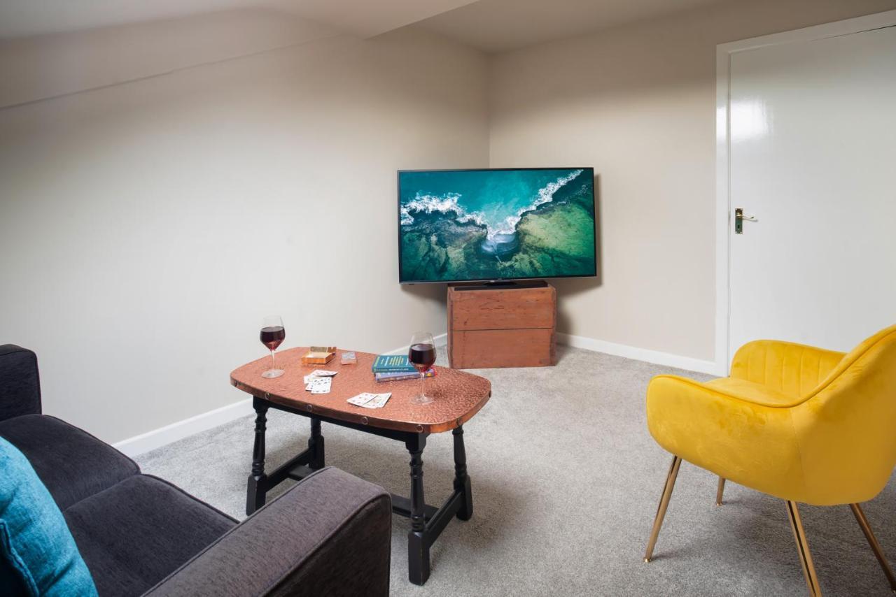 Road Flat 3 Apartment